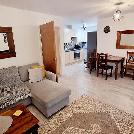טאים Spacious Two Bedroom Apartment With One Parking Space מראה חיצוני תמונה