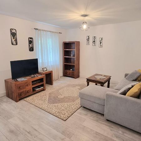 טאים Spacious Two Bedroom Apartment With One Parking Space מראה חיצוני תמונה
