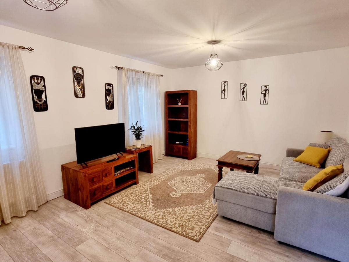 טאים Spacious Two Bedroom Apartment With One Parking Space מראה חיצוני תמונה