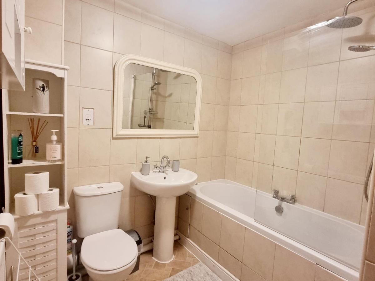 טאים Spacious Two Bedroom Apartment With One Parking Space מראה חיצוני תמונה