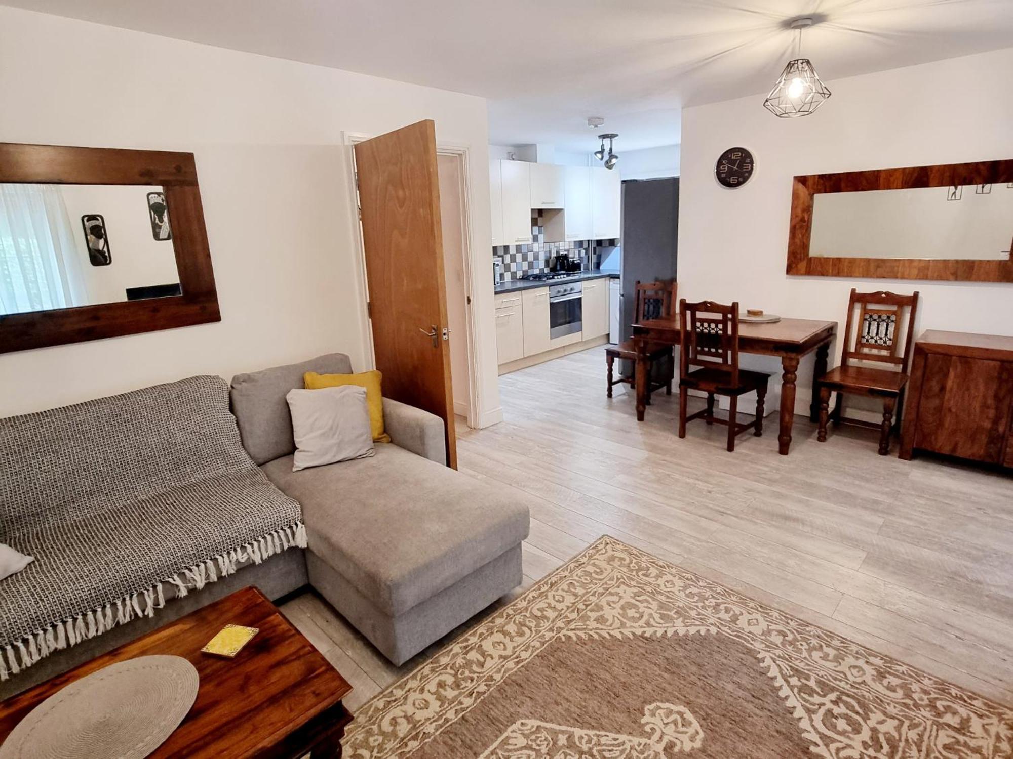 טאים Spacious Two Bedroom Apartment With One Parking Space מראה חיצוני תמונה