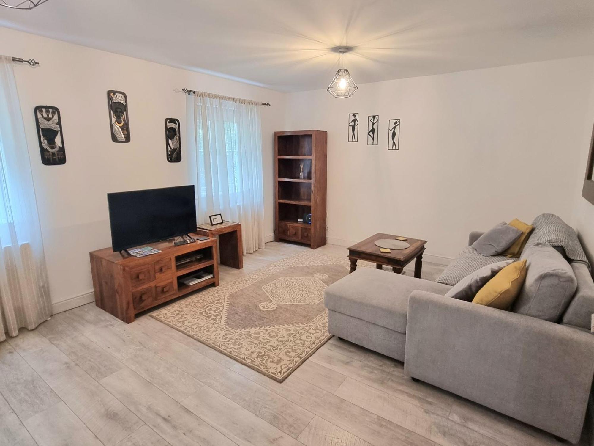 טאים Spacious Two Bedroom Apartment With One Parking Space מראה חיצוני תמונה