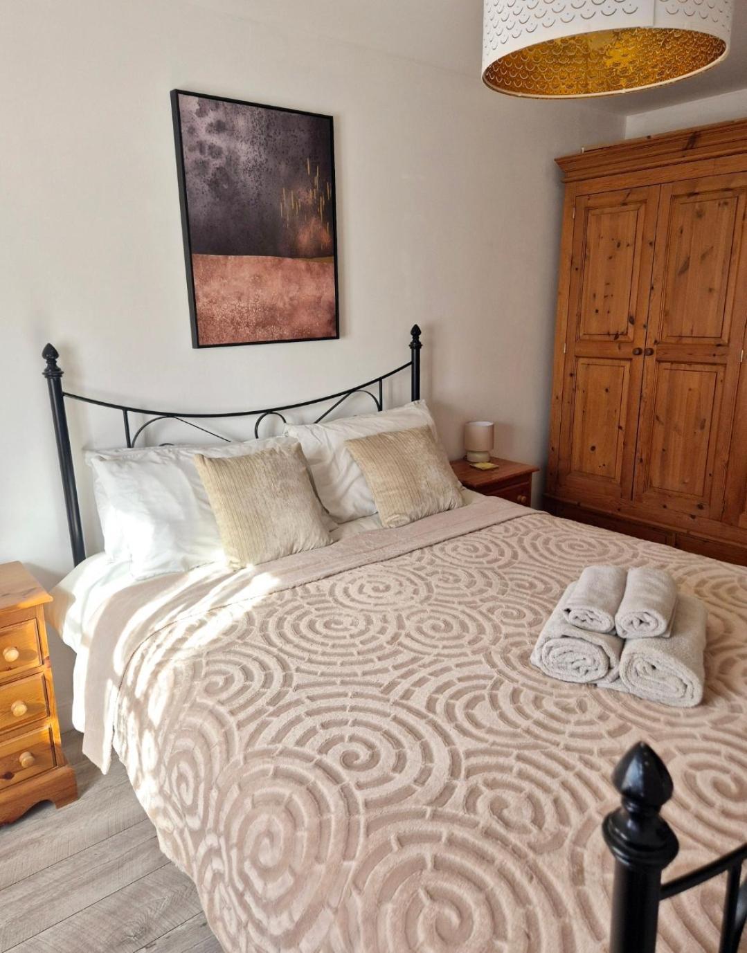 טאים Spacious Two Bedroom Apartment With One Parking Space מראה חיצוני תמונה